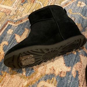 UGG Women’s black classic suede, Femme Mini boot